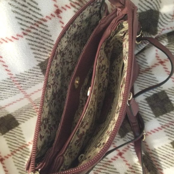 Medium maroon ladie's shoulder strap faux leather purse - Picture 4 of 8